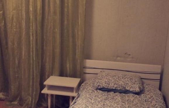 Chambre simple dans une maison