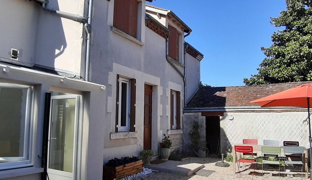 Charming Cottage Near Loire Castles: 3 Bedrooms, Full Amenities, Private Parking, Enclosed Garden.