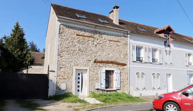 Charmande house with small private garden