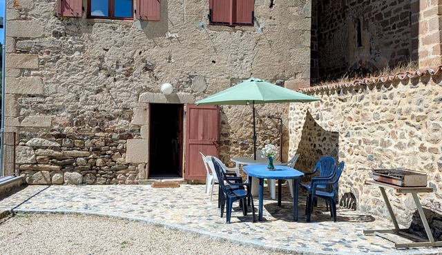 Charming 10-Person Cottage in Idyllic Saint-Vert Setting