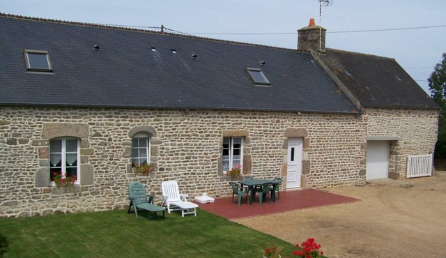 Charming 2-Bedroom House with Garden, BBQ, and Fireplace in Vicq-sur-Mer