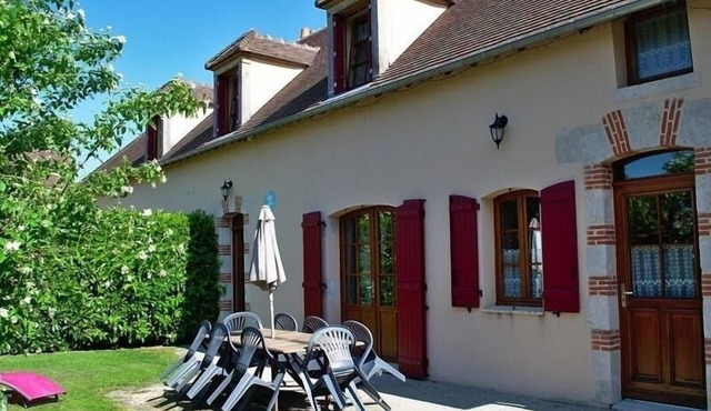 Charming 2-Bedroom Rural House with Private Terrace Near Fontainebleau