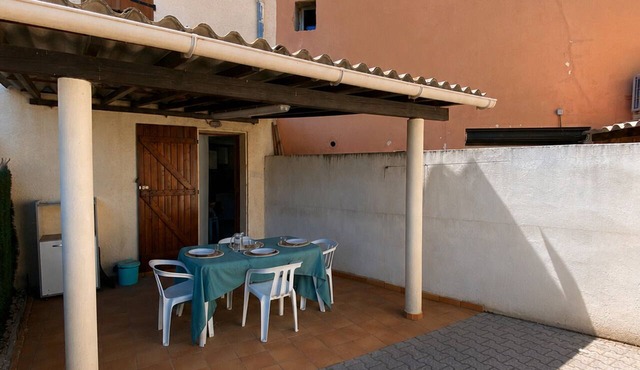 Charming 2BR House in Saint-André, 10 Min to Beach, Terrace & Free Parking