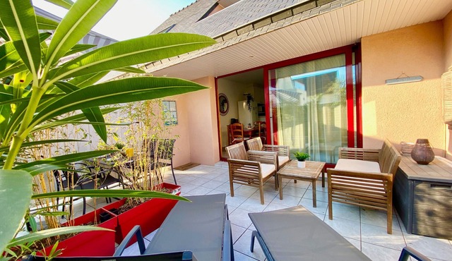 Charming 3-Min Walk to Beach, Quiet with Terrace & Parking