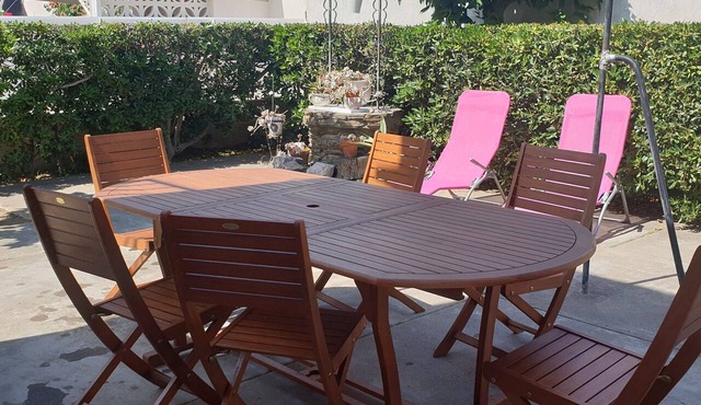 Charming air-conditioned T3, garden and parking, beach & restaurants within walking distance.