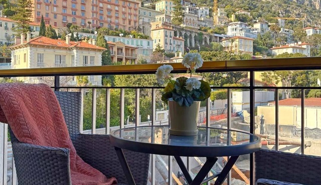 Charming Apartment with Balcony & Mountain Views in Beaulieu-sur-Mer in Beaulieu-sur-Mer