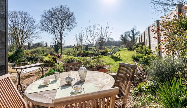 Charming Artist’s Cottage Between Countryside and Sea