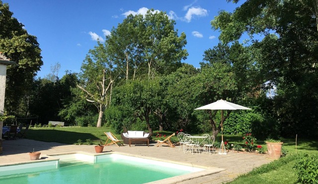 Charming Burgundy vacation rental with a beautiful pool, sleeps 8—Relaxation guaranteed