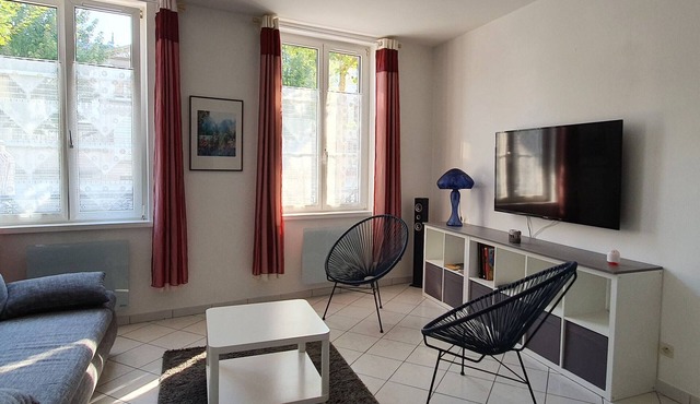 Charming City-Center Apartment with Modern Amenities and Nearby Attractions