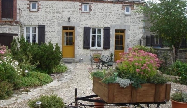 Charming Cottage in Peaceful Hamlet, Near Orléans Forest, Garden & Parking