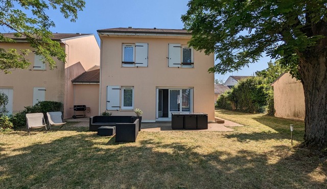 Charming Cottage in Ouzouer-sur-Loire: 4BR, Garden, Near Loire & Forest