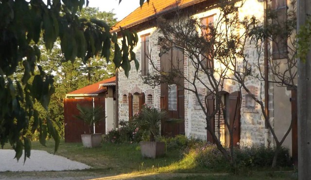 Charming Cottage with Canal Access and Privacy