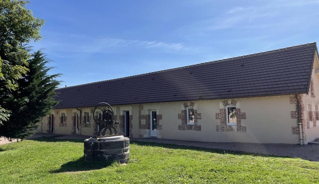 Charming cottage in Thiel-sur-Acolin with garden and air conditioning
