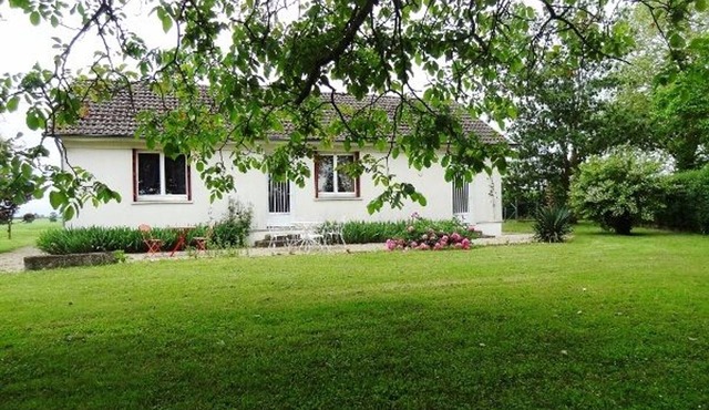 Charming Cottage with Garden, Terrace, and Modern Amenities in Bengy-sur-Craon