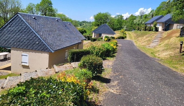 Charming Cottage in Lush Setting: Pool, Terrace, Near Medieval Towns & Nature Activities