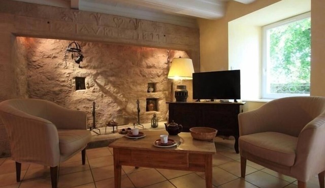 Charming Cottage in Vernassal with Courtyard and Nearby Attractions