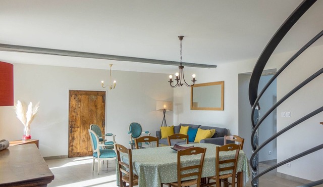 Charming Cottage with Heated Pool near Loire Castles and Cycling Routes