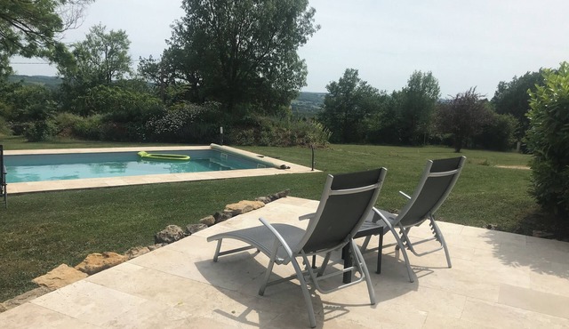 Charming cottage-with heated pool and 5 min from all amenities. Rest.