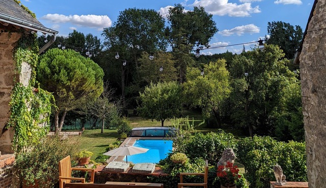 Charming country house. Swimming pool and private tennis court. 1h30 from Paris