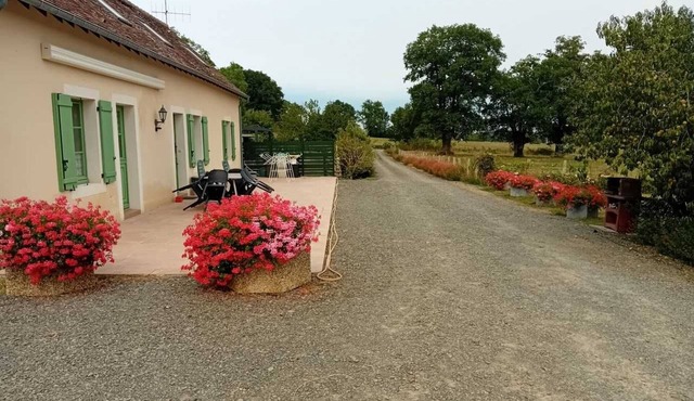 Charming Farmhouse: Nature Retreat, 3 Bedrooms, Garden, BBQ, Near A11, Paris/Nantes Access