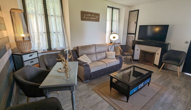 Charming Gîte in Medieval Town with Private Garden and Nearby Historic Sites