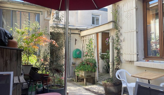 Charming ground floor studio on quiet courtyard.