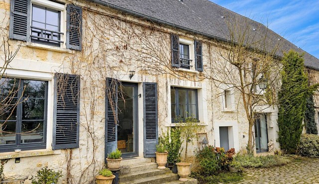 Charming House in Laon Indoor pool