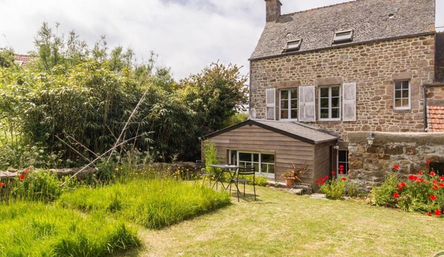 Charming house with enclosed garden near Fermanville port