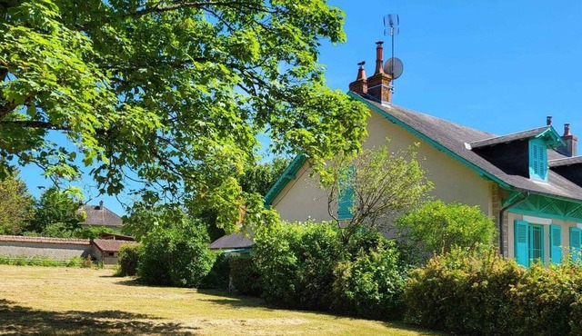Charming house with large garden and fireplace in Lurcy-Lévis