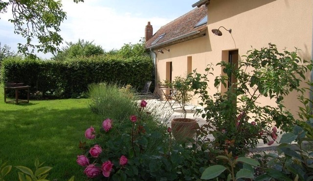 Charming Loire cottage with terrace in nature