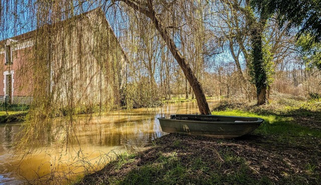 Charming Mill Retreat in Berry: Riverfront, Sleeps 12, Near Castles & Zoo