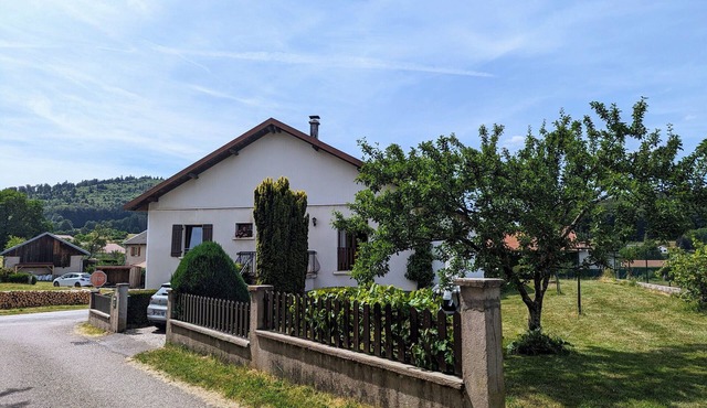 Charming Mountain View Cottage Near Gérardmer: Spacious, Cozy, Garden, Parking, Ideal for Hikes