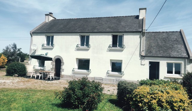 Charming quiet country house with sea view, between Carantec and Roscoff, garden.