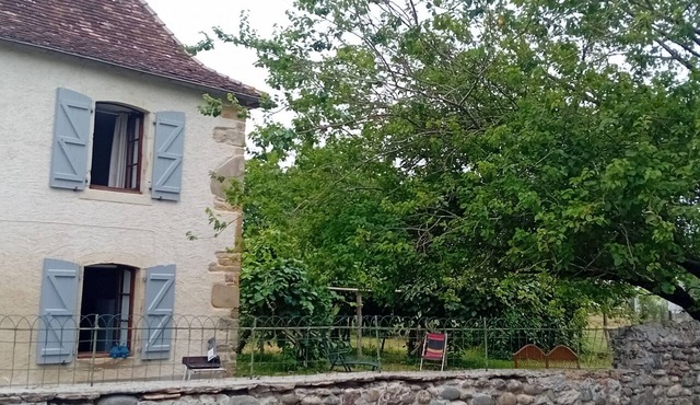 Charming, renovated Béarn-style house between the Pyrenees and the ocean (sleeps 4 to 6).