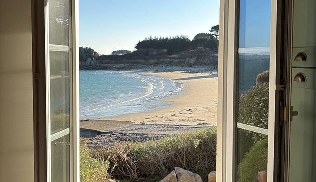 Charming renovated beach house Direct access to the beach and the GR34
