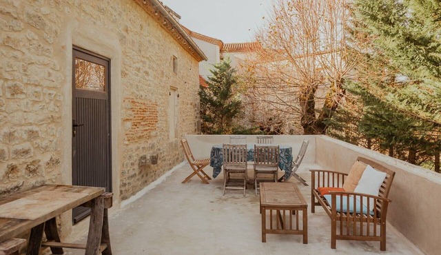 Charming Retreat & Starry Nights in a 1-Hectare Estate (4/5 Guests)