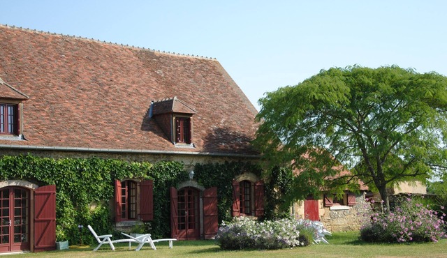 Charming rustic farmhouse in the countryside with tennis court and swimming pool