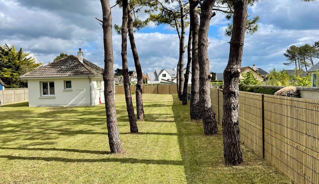 Charming small house in a large garden, close to the Beach