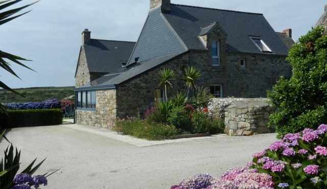 Charming stone house with garden and wifi, near the sea