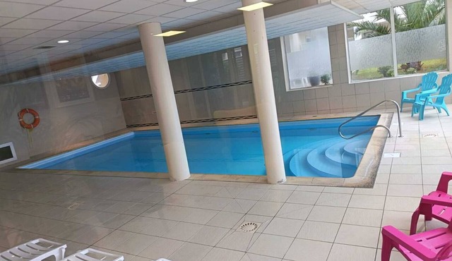 Charming T2 apartment opposite the beach, with swimming pool, sauna, parking and small sea view.