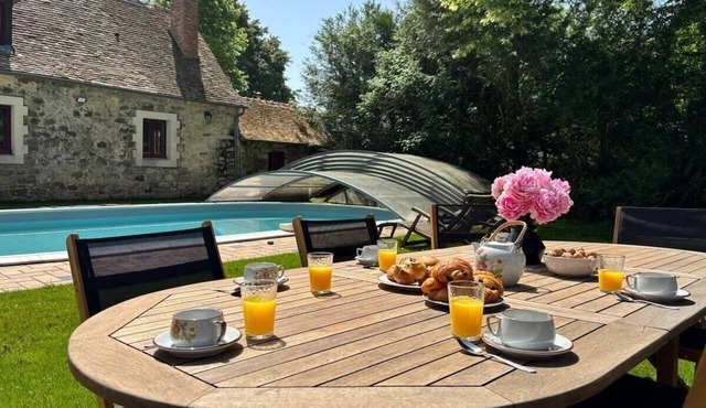 Charming vacation rental with a pool, tennis court, and pétanque court