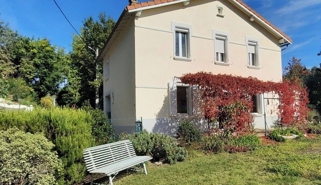 Charming vacation home with a panoramic view of Quillan.