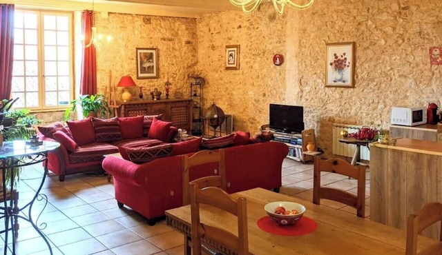 Charming Villa Overllooking Plaza in Monpazier