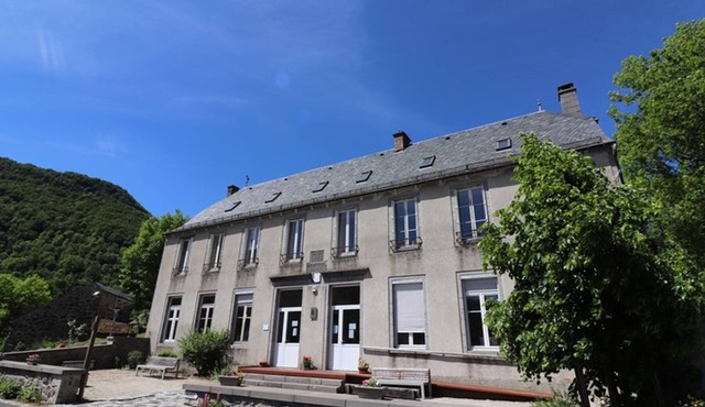Charming Village Apartment in Auvergne - Hiking, Skiing, Tranquility