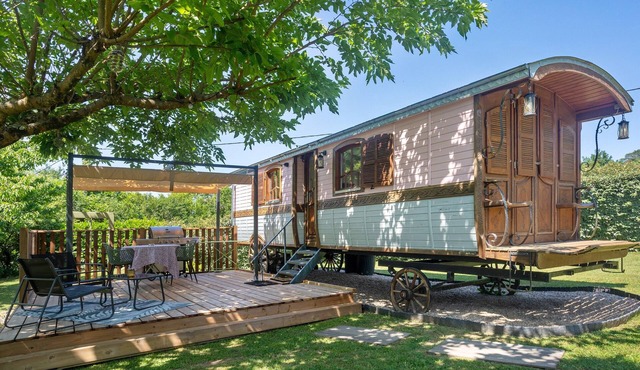 Charming Wooden Caravan in Périgord – Romantic Nature Getaway