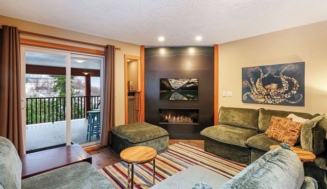 Chateau Cona Lower - hot tub, ski in/ski out in Comox-Strathcona C