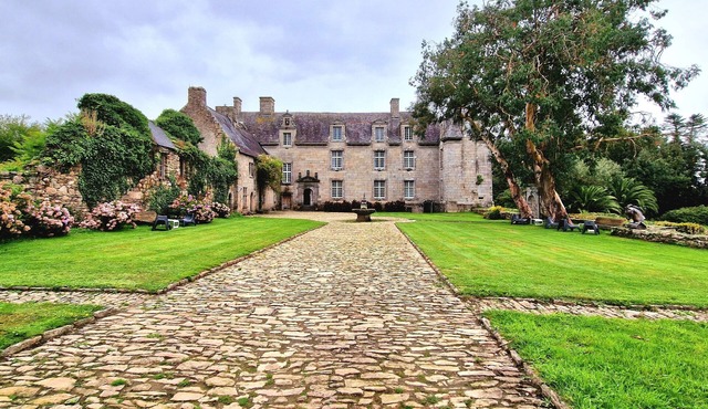 Château de KEROUARTZ. Seaside, sleeps 12. A stay with family or friends