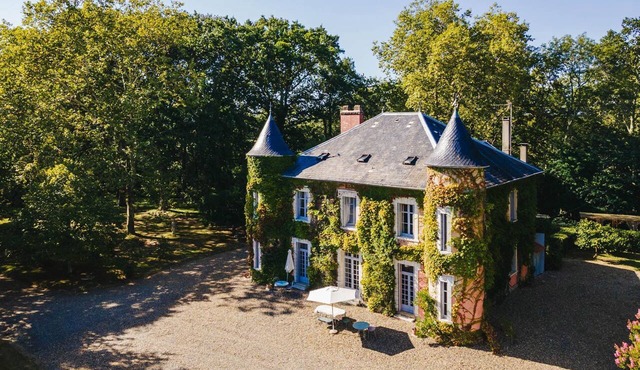 Chateau Bellevue - Eight Bedroom Castle, Sleeps 16