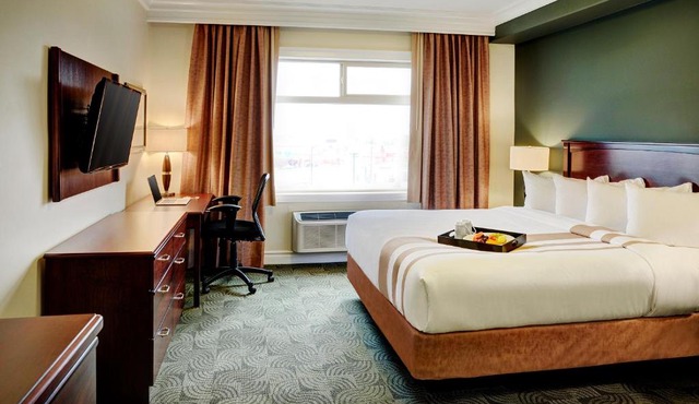 Chateau Nova Yellowhead in Edmonton