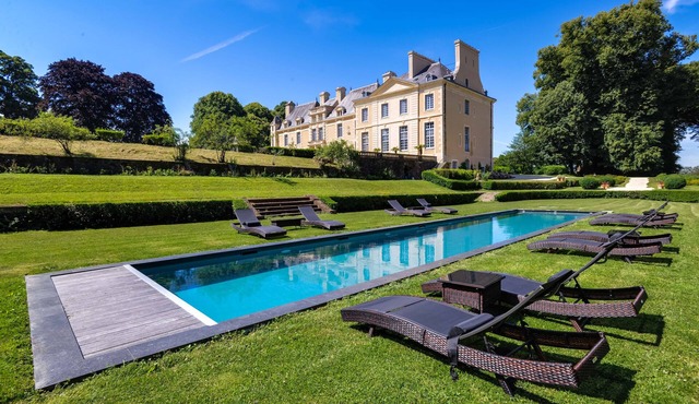 Château with Spa, Golf, Tennis, Basket, swimming pools, gardens.